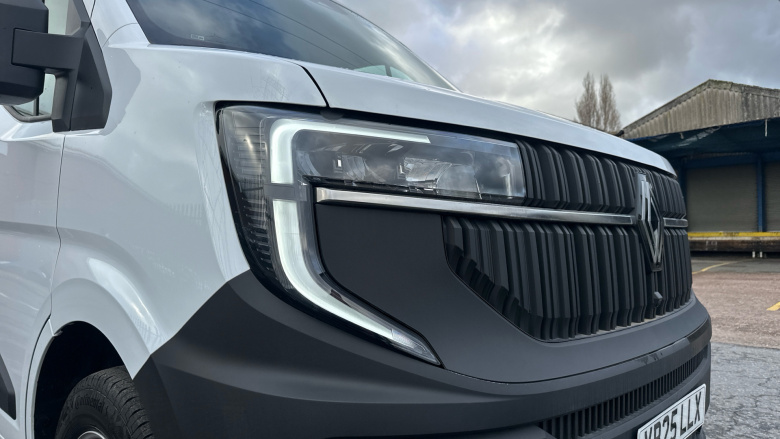 Renault Master Mwb Diesel Fwd MM35 Blue dCi 130 Advance Medium Roof Van